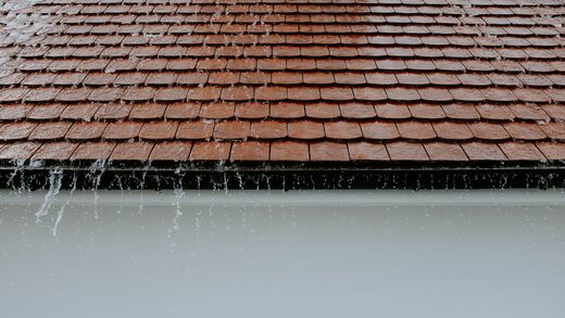 Fuite&#x20;de&#x20;toiture&#x20;&#x3A;&#x20;le&#x20;guide&#x20;d&amp;&#x23;8217&#x3B;urgence&#x20;du&#x20;couvreur&#x20;pour&#x20;s&#x00E9;curiser&#x20;votre&#x20;maison